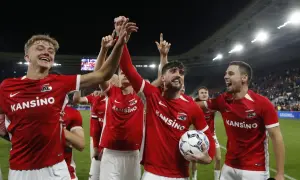 Piłkarze AZ Alkmaar świętują zwycięstwo. Radość i okrzyki towarzyszą tym emocjonującym rozgrywkom.