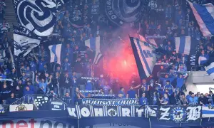 Tłum kibiców MSV Duisburg z flagami i racami.
