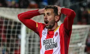 Girona FC – zawodnik w czerwonej koszulce z białymi pasami, z rękami na głowie, wyrażający frustrację.