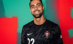 Uśmiechnięty Diogo Costa w czarnej koszulce reprezentacji Portugalii z numerem 22.