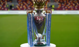 Puchar Premier League na tle stadionu. Marzenie Nottingham Forest: rozgrywki o najwyższe trofeum.