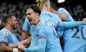 Piłkarze Manchesteru City w euforii po golu. Grealish krzyczy z radości, otoczony kolegami z drużyny.