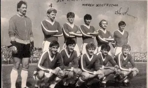 Drużyna piłkarska pozuje do zdjęcia. W bramkarskim stroju stoi Andrzej Zgutczyński.