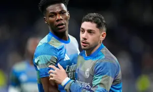 Valverde i Tchouaméni w niebieskich strojach treningowych Realu Madryt, gotowi do gry.