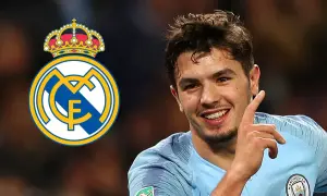 Brahim Díaz z uśmiechem i symbolem Realu Madryt.
