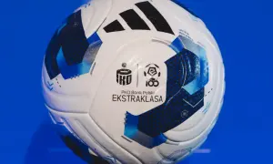 Piłka do piłki nożnej z logo PKO Bank Polski Ekstraklasa, gotowa do rozgrywek Legii Warszawa.