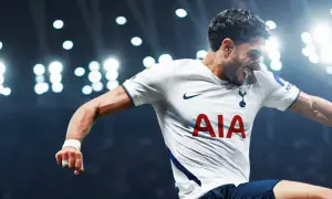 Omar Marmoush w białej koszulce Tottenhamu świętuje gola.