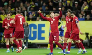 Piłkarze Polski w czerwonych strojach świętują zwycięstwo na boisku. Radość po udanych euro meczach!