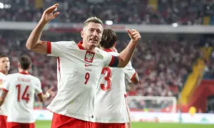 Robert Lewandowski świętuje bramkę dla Polski. Stadion wypełniony kibicami, biało-czerwone barwy dominują. To był mecz Polska - Gibraltar.