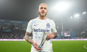 Piłkarz Interu, Federico Dimarco, z nagrodą "Player of the Match" na boisku.
