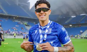 Luis Palma z Lecha Poznań, dumny z medalu i zwycięstwa, w okularach przeciwsłonecznych.