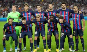 FC Barcelona – zawodnicy w swoich granatowo-bordowych strojach pozują do zdjęcia na murawie.
