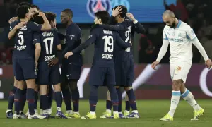 Piłkarze PSG świętują, podczas gdy zawodnik Olympique Marsylia odchodzi smutny. Emocje w rozgrywkach!