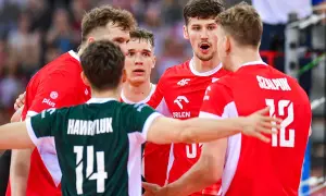 Siatkarze reprezentacji Polski w czerwonych strojach, w tym Szalpk i Hawryluk, jednoczą się przed kluczowym meczem Polska - USA.