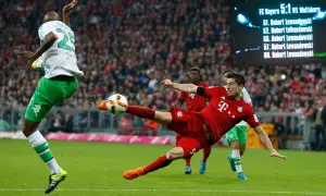 Robert Lewandowski zdobywa bramkę, świętując swój lewandowski hat trick. Wynik meczu 5:1 dla FC Bayern.