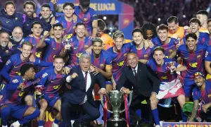 FC Barcelona świętuje, radość na twarzach piłkarzy i sztabu. Barcelona mistrzem!