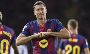 Robert Lewandowski w koszulce Barcelony, zaciśnięte pięści. Ciekawe, ile Lewandowski zarabia w Barcelonie, grając tak dobrze.