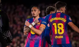Raphinha z FC Barcelona świętuje bramkę. Na koszulce Gerard Piqué z numerem 18.
