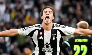 Kenan Yıldız w koszulce Juventusu świętuje bramkę, pokazując język.