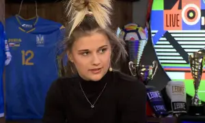 Oliwia Szperkowska w czarnym golfie, z piłkarską koszulką Ukrainy i trofeami w tle.
