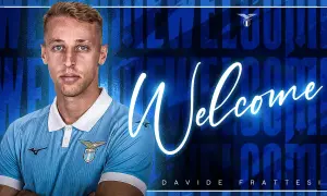 Davide Frattesi w jasnoniebieskiej koszulce Lazio, z napisem "Welcome" i herbem klubu.