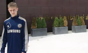 Młody Hubert Adamczyk w dresie Chelsea przed klubem.