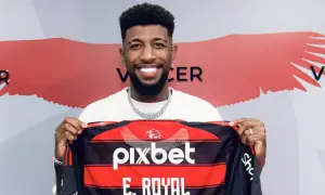 Uśmiechnięty Emerson Royal prezentuje nową koszulkę z napisem "E. ROYAL".