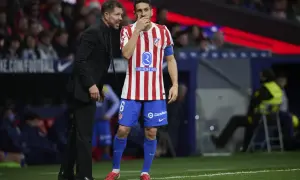 Trener Diego Simeone udziela wskazówek zawodnikowi w koszulce z herbem Atletico Madryt.