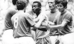 Sławni piłkarze z Brazylii, w tym Pelé, w otoczeniu kolegów z drużyny.