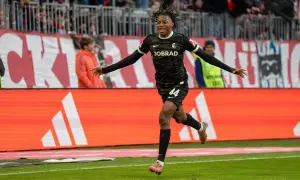 Piłkarz Freiburg z numerem 44 radośnie biegnie po boisku podczas meczu Bayern – Freiburg.
