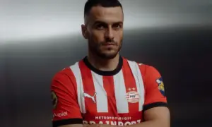 Piłkarz Filip Kostić w czerwono-białej koszulce PSV z dumą prezentuje swój nowy klub.
