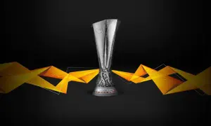 Trofeum Ligi Europy na tle czarnego ekranu z pomarańczowymi, geometrycznymi wzorami. Czy Lazio zdobędzie to trofeum w tych rozgrywkach?