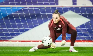 Martyna Wiankowska w akcji, broniąc bramkę. Piłka zmierza prosto w jej ręce.