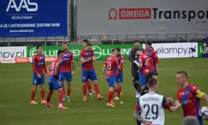 Piłkarze Raków Częstochowa w czerwono-niebieskich strojach podczas rozgrywek.