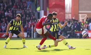 Piłkarze Nottingham Forest i Man City walczą o piłkę na boisku.