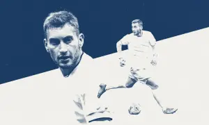 Dejan Kulusevski w akcji, biegnie z piłką. Jego skupiona twarz i dynamiczna poza sugerują gotowość do gry.
