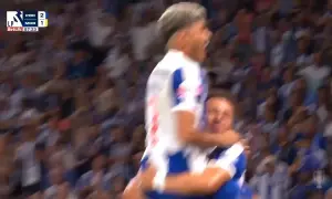 Piłkarze Porto świętują zwycięstwo nad Aroucą. Wynik 2:1.