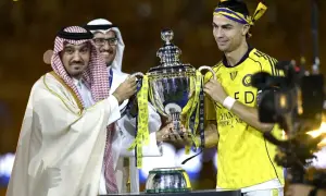 Cristiano Ronaldo z pucharem dla Al Nassr. Ceremonia wręczenia trofeum po zwycięstwie.