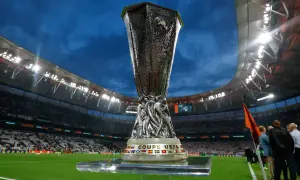 Trofeum Ligi Europy na tle stadionu, symbol walki o awans w fazie play-off.