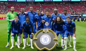 Chelsea F.C. – zawodnicy pozują do zdjęcia z emblematem klubu.