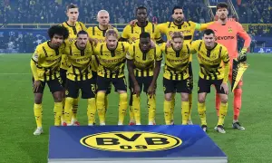 Borussia Dortmund – zawodnicy w żółto-czarnych strojach pozują do zdjęcia na murawie, prezentując dumę z barw klubowych.