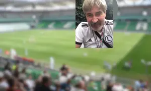 Mężczyzna w koszulce Legii kibicuje na meczu, marząc o Lidze Mistrzów.