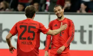 Piłkarze Bayernu Monachium, Müller i Sané, świętują bramkę.