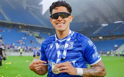 Luis Palma z Lecha Poznań, dumny z medalu i zwycięstwa, w okularach przeciwsłonecznych.