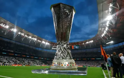 Trofeum Ligi Europy na tle stadionu, symbol walki o awans w fazie play-off.