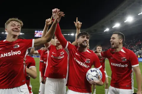 Piłkarze AZ Alkmaar świętują zwycięstwo. Radość i okrzyki towarzyszą tym emocjonującym rozgrywkom.