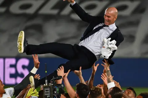 Zinedine Zidane wzniesiony przez piłkarzy dla kibiców. Radość i świętowanie po zwycięstwie.