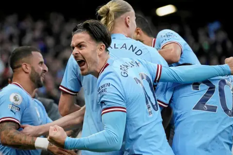 Piłkarze Manchesteru City w euforii po golu. Grealish krzyczy z radości, otoczony kolegami z drużyny.