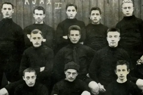 Drużyna piłkarska Ajax Amsterdam w historycznym składzie.