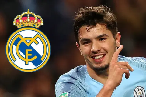 Brahim Díaz z uśmiechem i symbolem Realu Madryt.